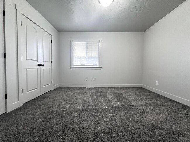 Building Photo - 483 N 2650 W