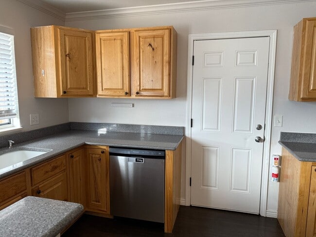 Building Photo - Beautiful Updated Beacon Hill Home - Newly...