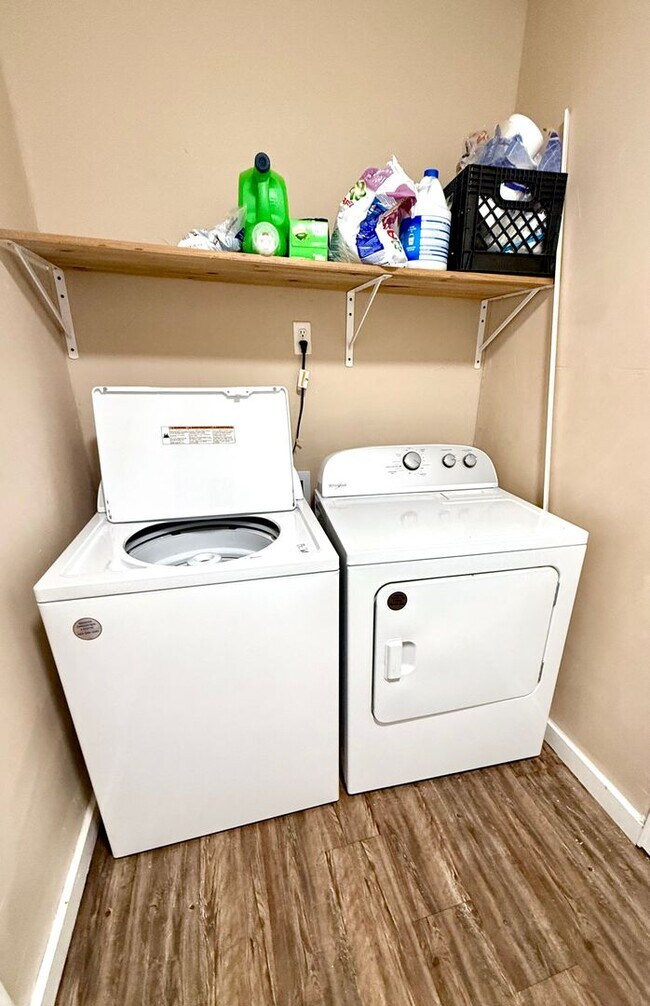 Building Photo - Large 2BD 1BA Duplex with Located in Histo...