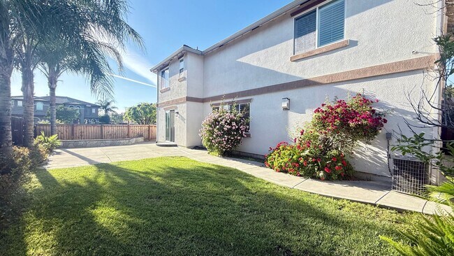 Building Photo - New listing! Bright and Spacious, Close to Parks and Trails