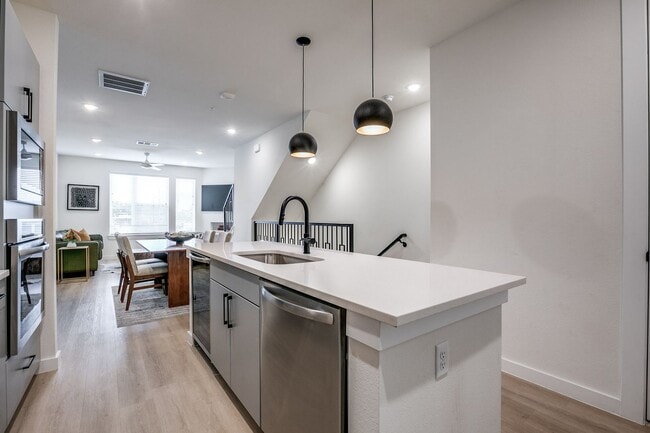 Building Photo - LUXURY 3-BEDROOM TOWNHOUSE AT GRAYSON HOUSE