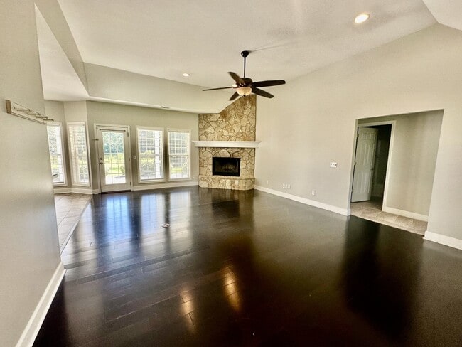 Building Photo - Spacious Home on a Large Lot in Grande Oaks!