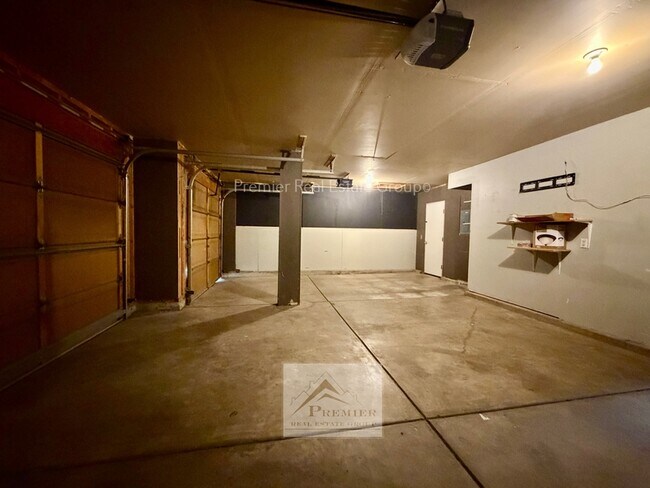 Building Photo - 1428 Coolcrest Dr