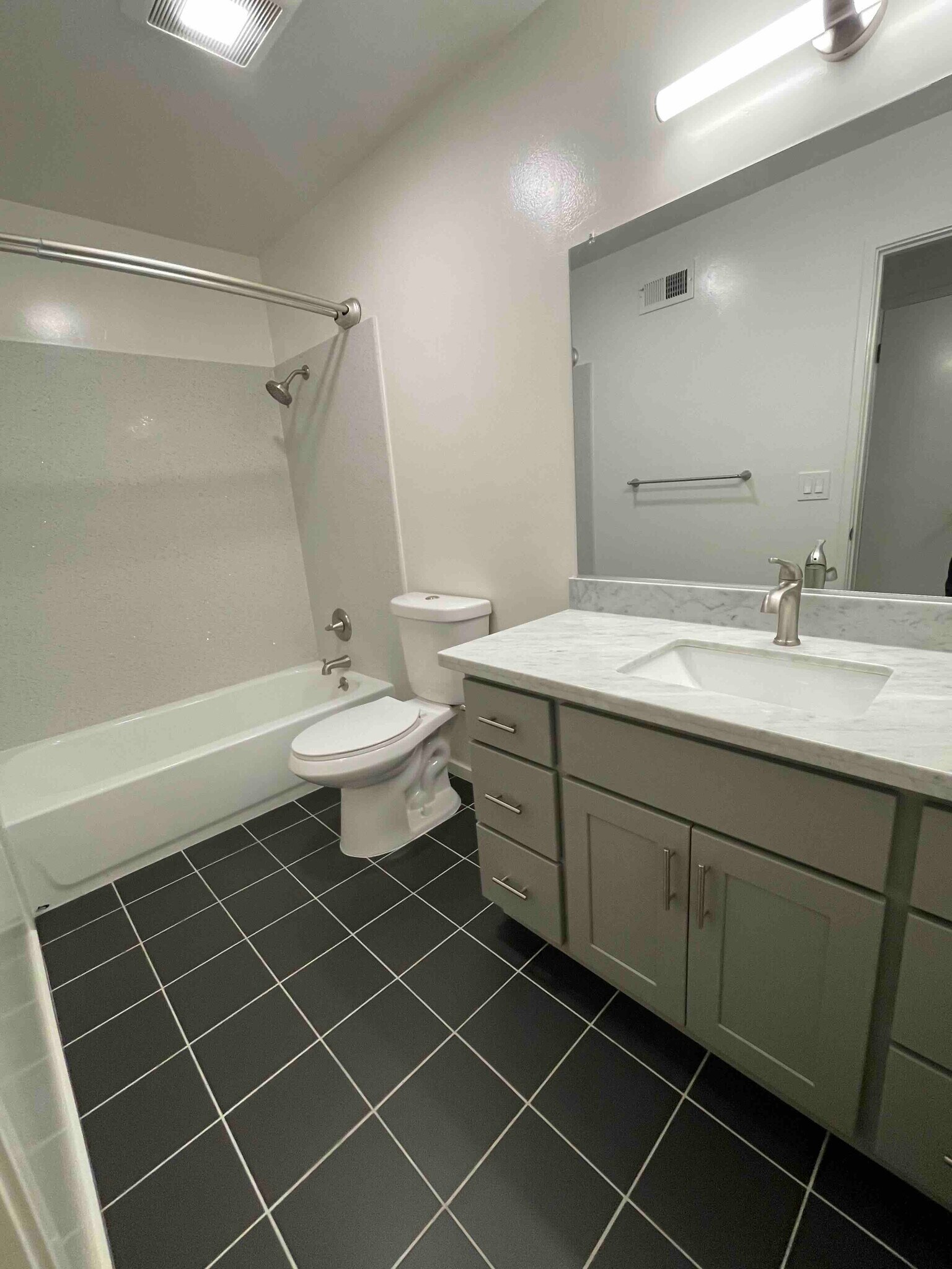 Hall bathroom - 3724 Edgefield Drive