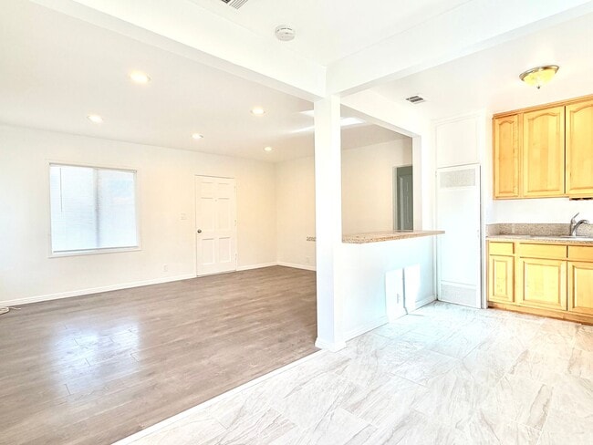 Building Photo - Charming front house 2b/d 2 b/a