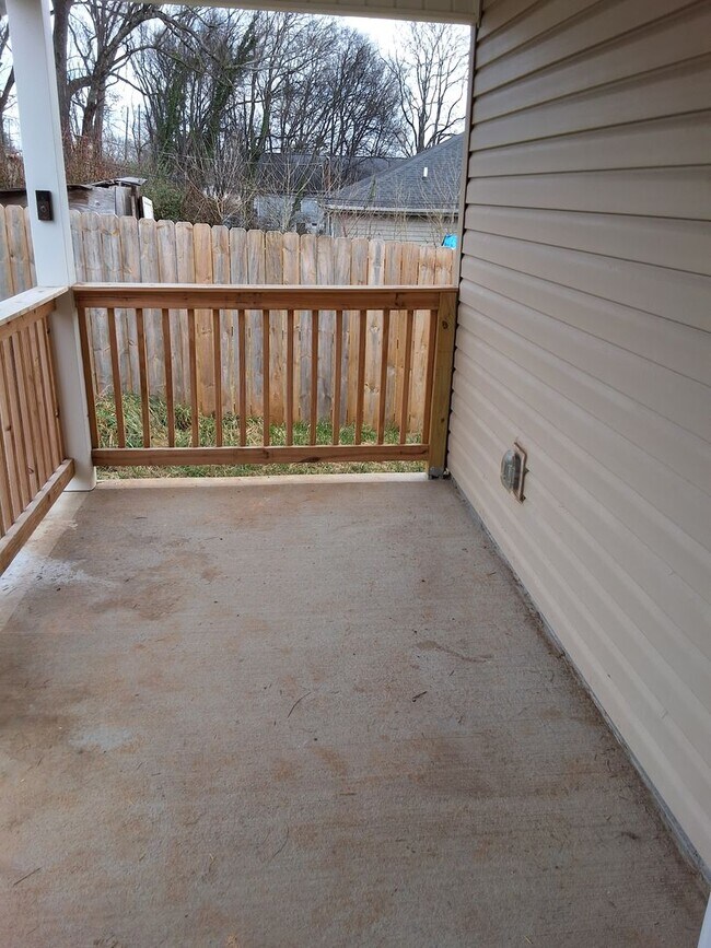 Building Photo - Knoxville 37921 - Fully Furnished - 3 bedroom, 2 bath home - Contact Sharon Arnwine (865) 313-7215