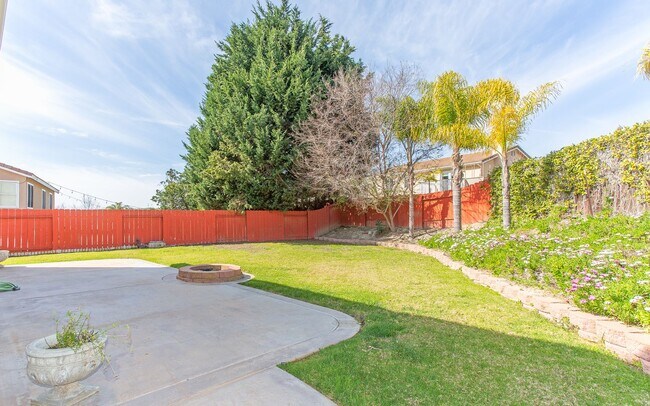 Building Photo - Large 4 Bedroom, 2.5 Bath Home with Large 3 Car Garage!!