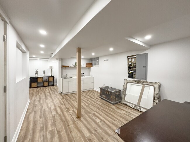 Building Photo - 6609 N Kenton Ave
