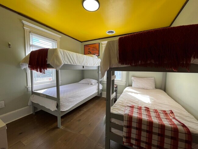 Building Photo - 105 N Windsor Ave