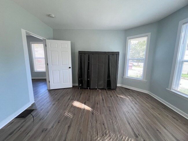 Building Photo - 3 bedroom home with main floor laundry!