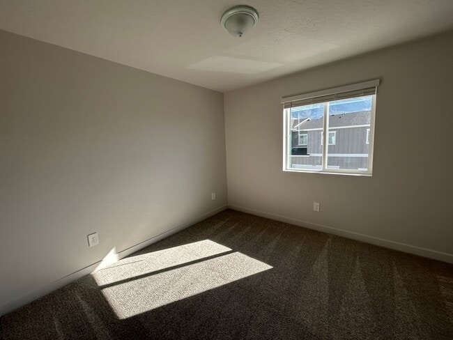 Building Photo - 4 Bedroom 2.5 Bathroom Townhome in Lehi!