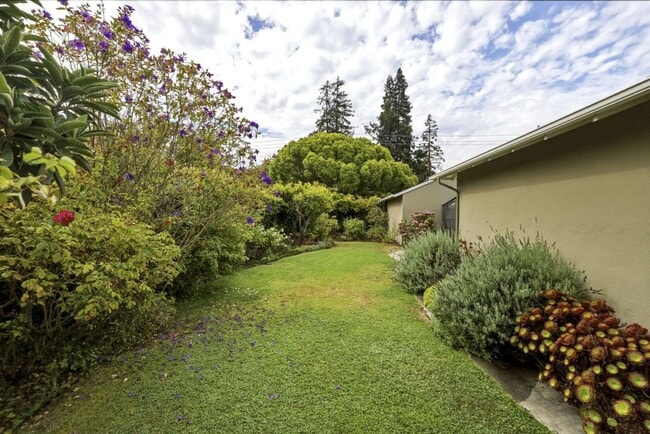 Building Photo - Thoughtfully Updated 3 Bed, 2 Bath Home Close to Rinconada Park, Lucie Stern Community Center, an...