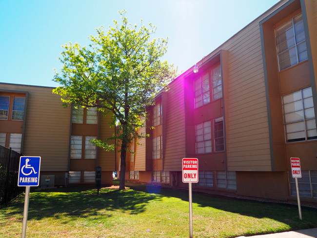 Building Photo - College Pointe