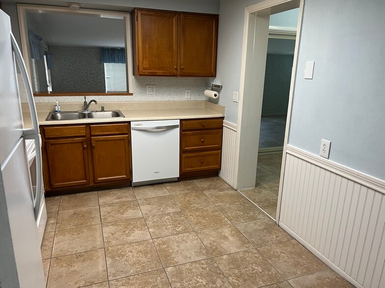 Kitchen - 10946 W Canterbury Dr