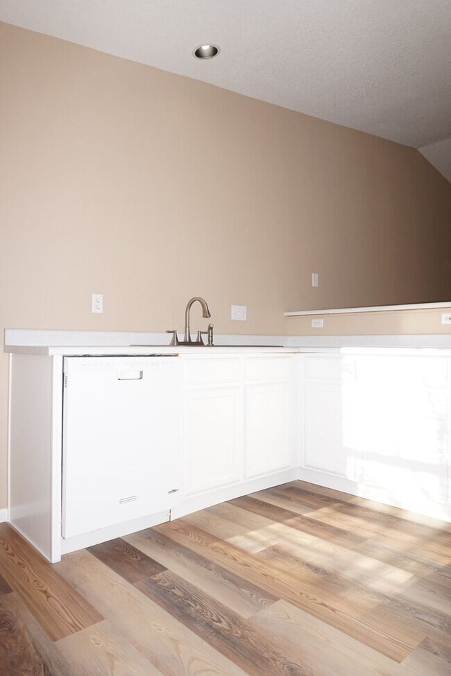 Building Photo - Two Bedroom Near The Powers Corridor