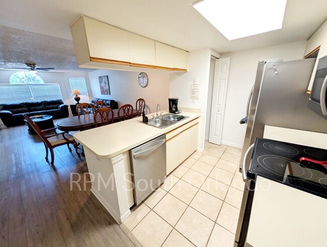 Building Photo - 3 Bed, 2 Bath Fully Furnished Condo Kissimmee