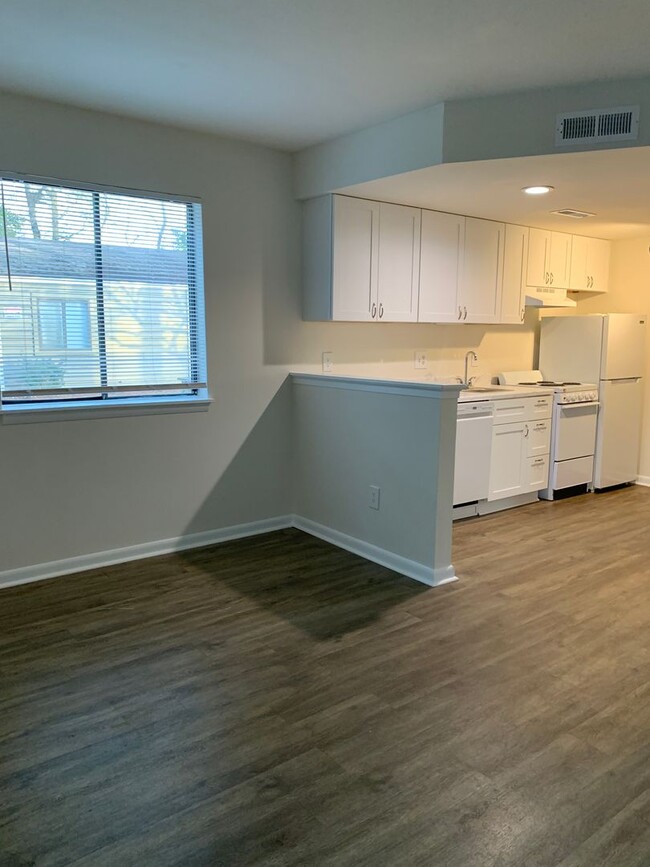 Building Photo - Renovated 1st Floor 1 Bedroom, 1 Bath Cond...