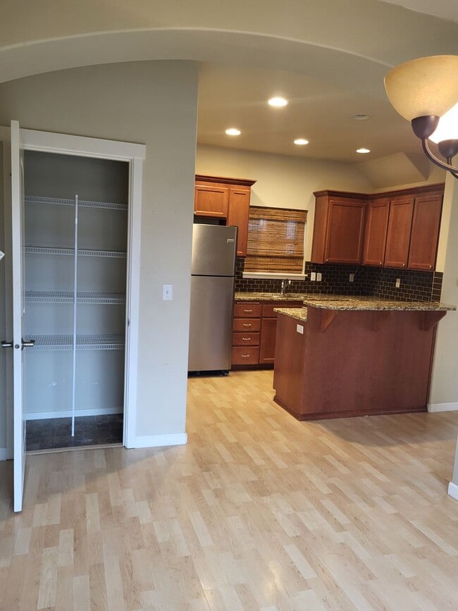 Building Photo - **$200 Move In Special**Beautiful 3 Bed 2.5 Bath 3 story home in South Hill Puyallup