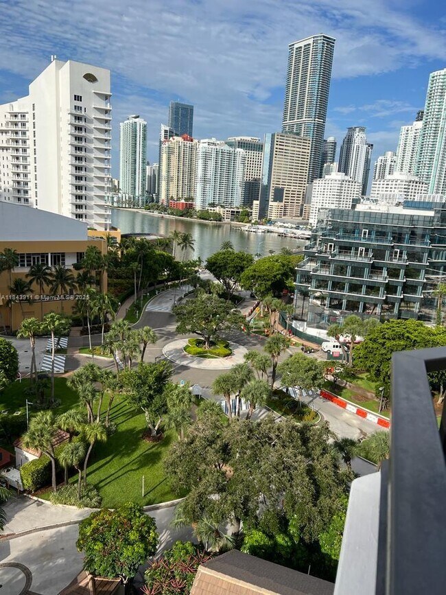 Building Photo - 520 Brickell Key Dr