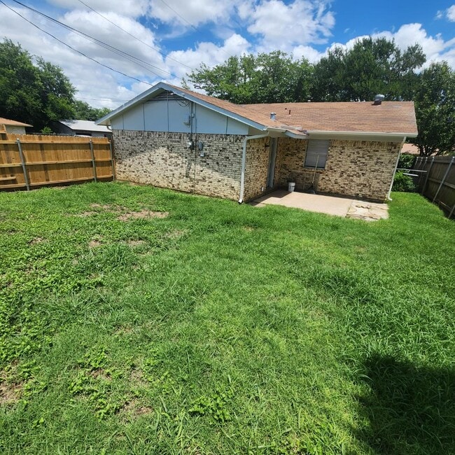 Building Photo - 2417 Lakeshore Dr