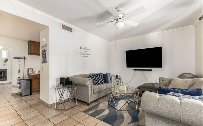 Building Photo - Townes at South Park