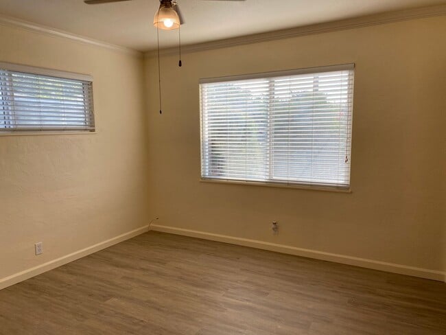 Building Photo - 3 Bedroom 2 Bath in Mature Neighborhood fo...