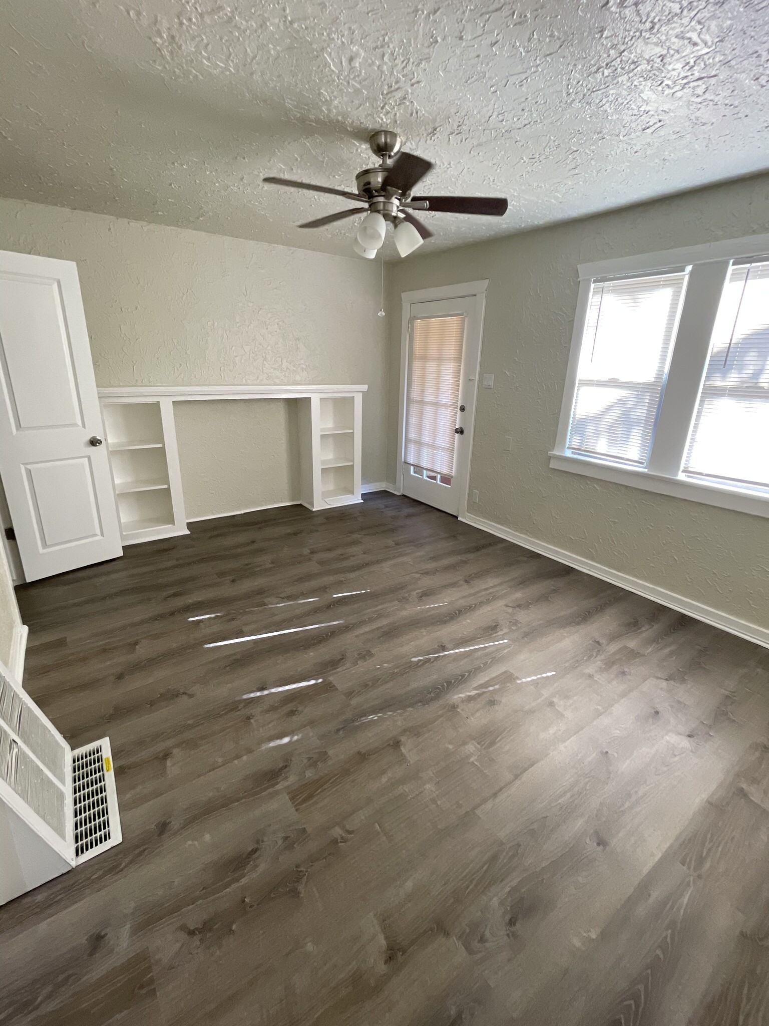 Living room - 5031 Bakman Ave