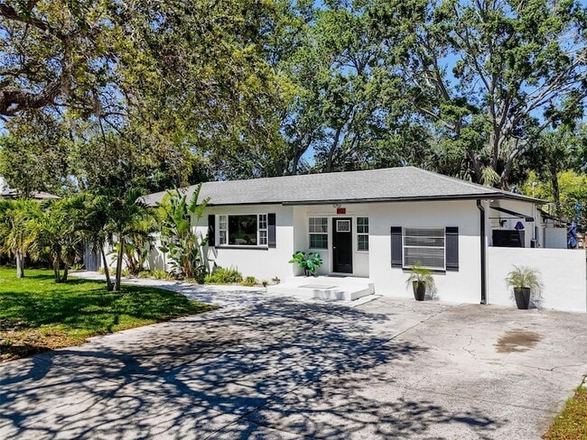 Building Photo - 1600 Pasadena Dr