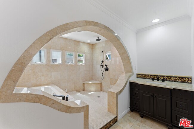 Building Photo - 537 N Poinsettia Pl