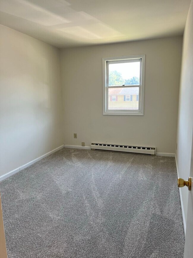 Building Photo - Spacious 3BR Townhome - LOTS OF ROOM!!! - ...