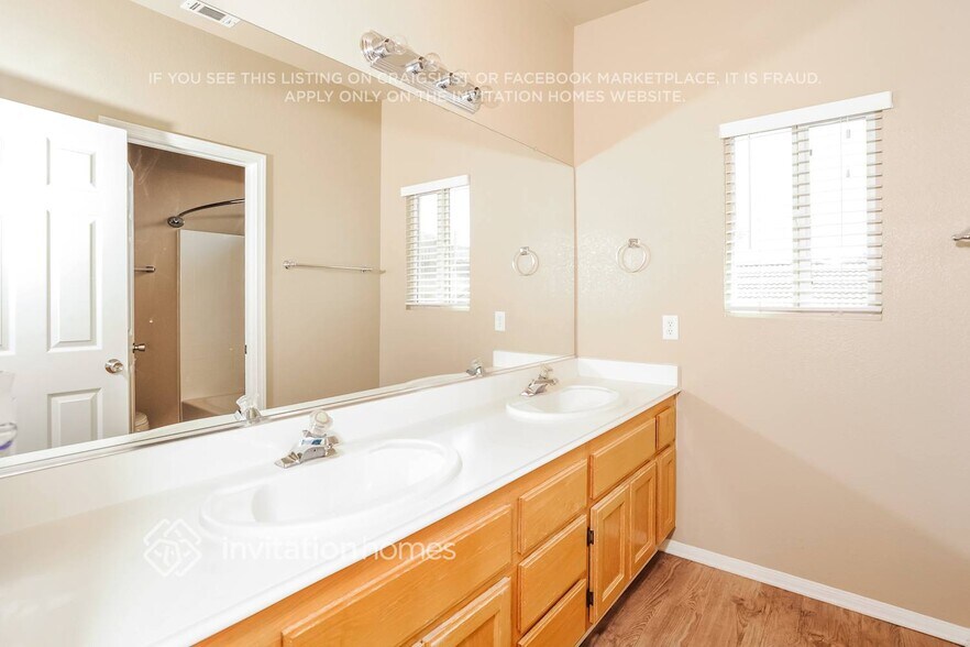 Building Photo - 4208 Sungate Dr