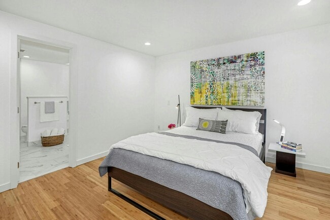 Building Photo - 5bd/2.5ba Bellevue Home