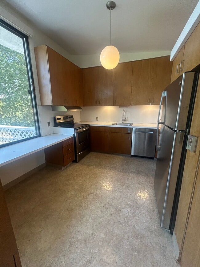 Building Photo - 3 bed, 2 1/2 bath house