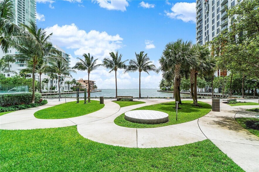 Building Photo - 460 NE 28th St