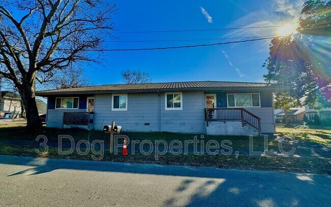 Building Photo - 524 S Holly St