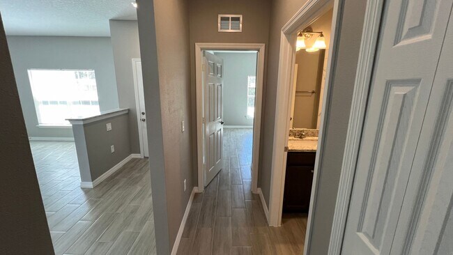 Building Photo - Spacious 3BD/2BA Palm Bay Home – Modern Comfort & Great Location!