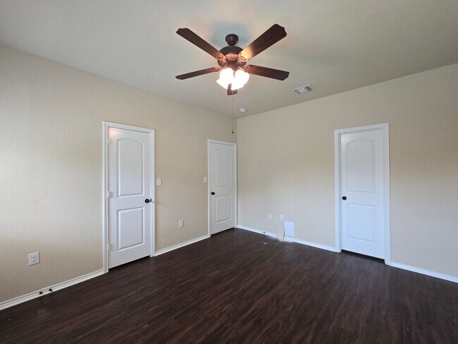 Building Photo - 3/2/2 Duplex Close To Creekside Shopping C...