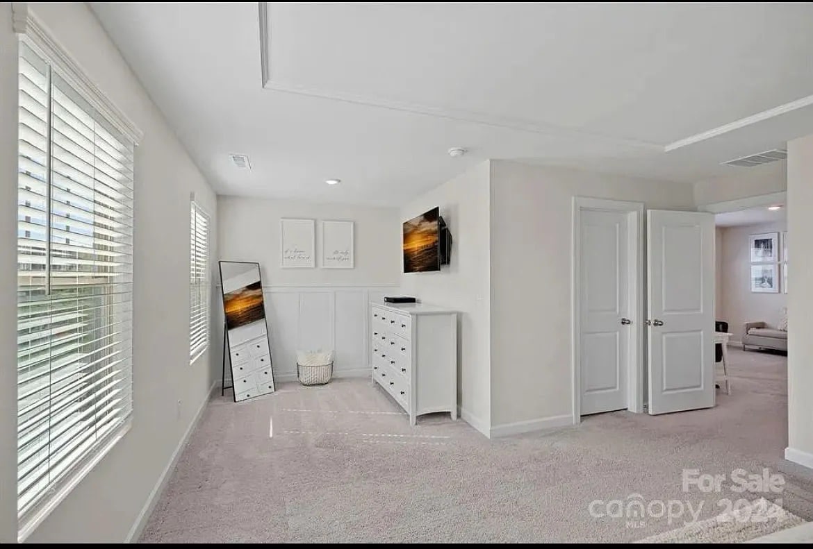 Building Photo - Room in House on Old Statesville Rd
