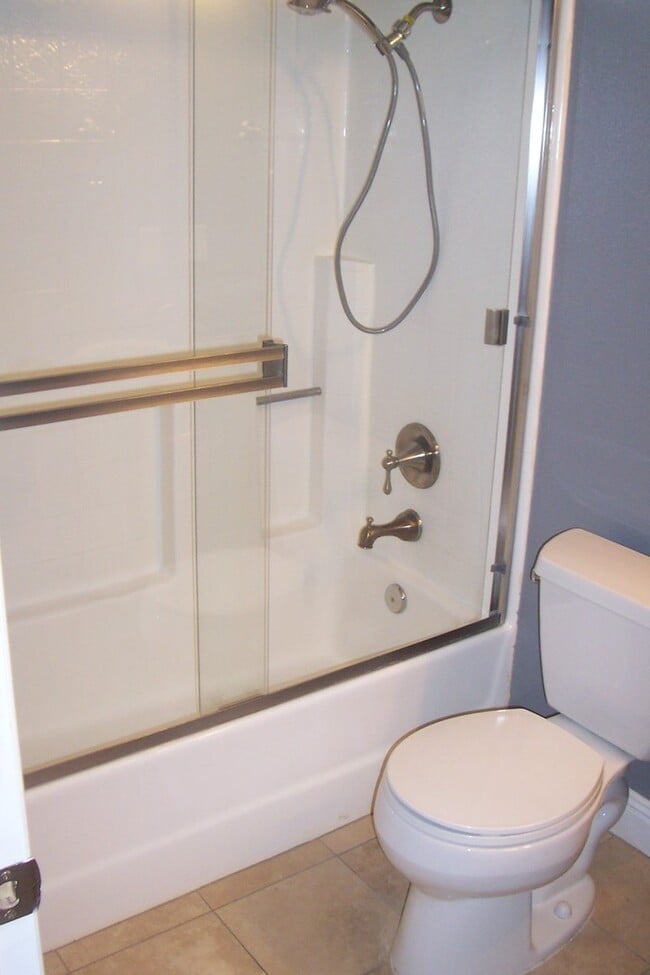 Building Photo - Beautiful 3 Bedroom 2 Bathroom Condo Cats ...