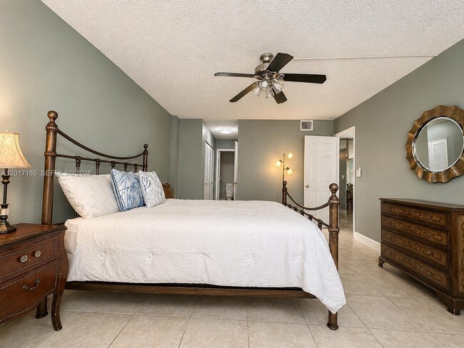 Building Photo - 3800 S Ocean Dr