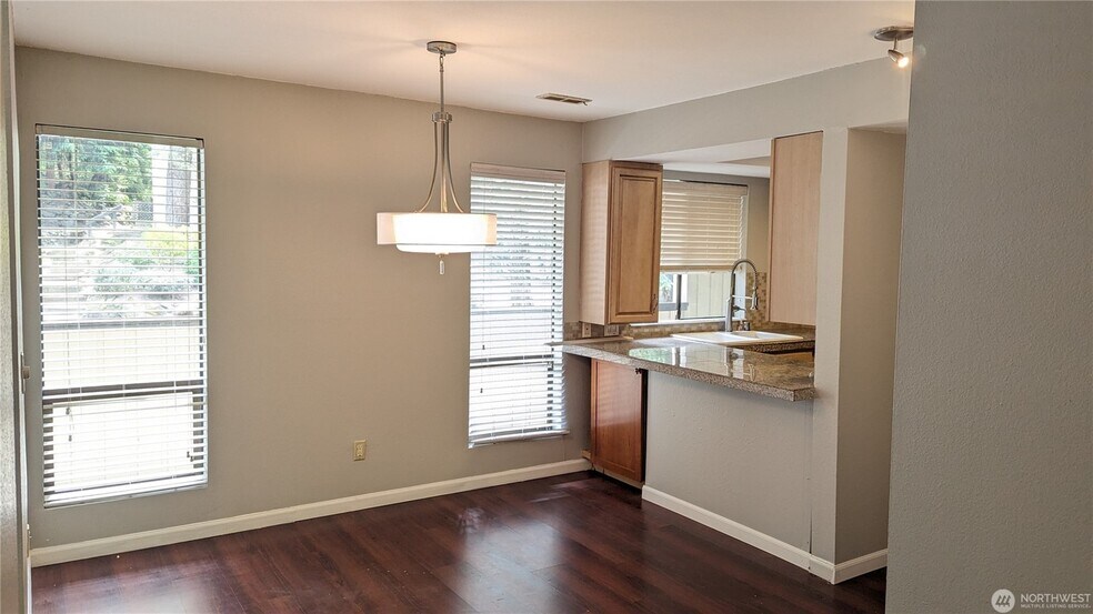 Dining area - 10819 NE 37th Pl