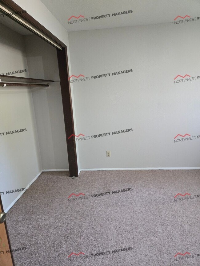 Building Photo - R40B