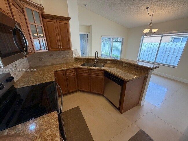 Building Photo - 1525 Estancia Cir