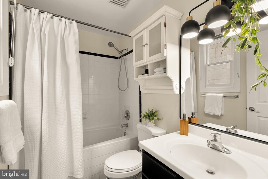 Building Photo - 1512 Park Rd NW