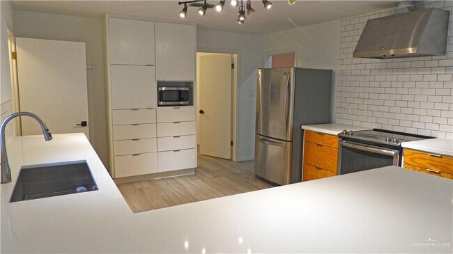 Building Photo - 2301 Anacua Cir
