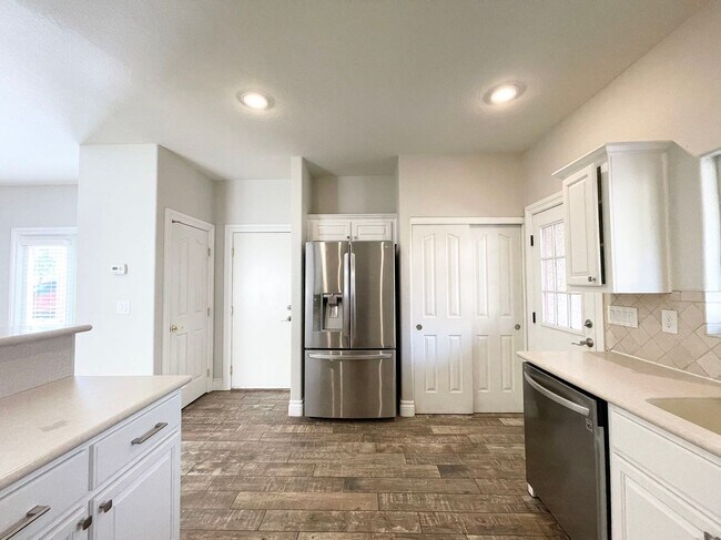 Building Photo - Charming 3-bedroom, 2.5-bathroom home