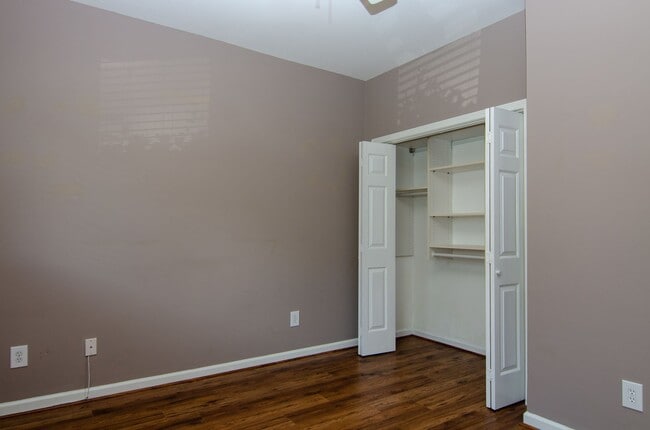 Building Photo - Convenient location!