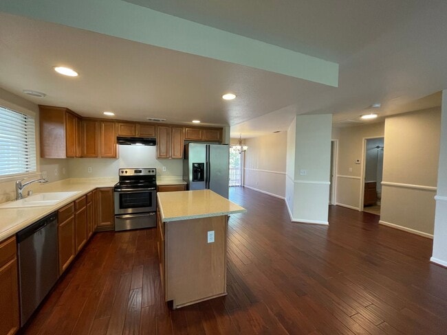 Building Photo - Exceptionally Roomy Upstairs 2 Bed 2 Bath Duplex! Dishwasher, Garage, Washer/Dryer Hookups