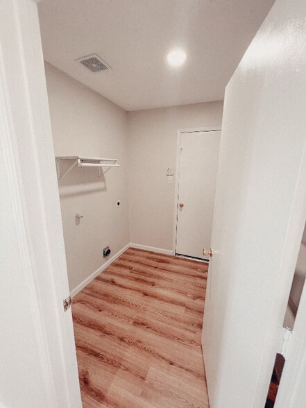 Building Photo - 243 Meadowcrest Dr