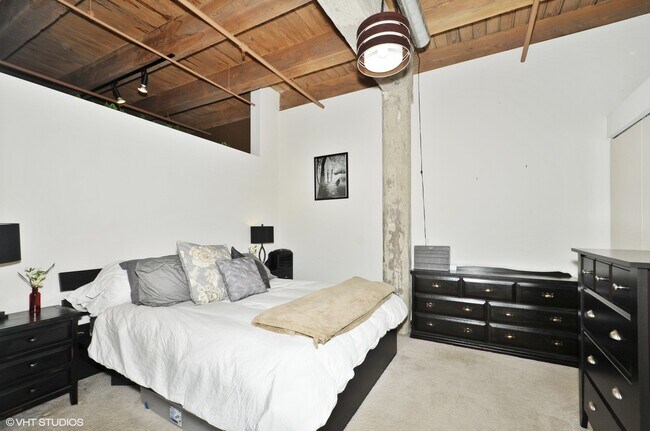 Building Photo - 333 S Desplaines St